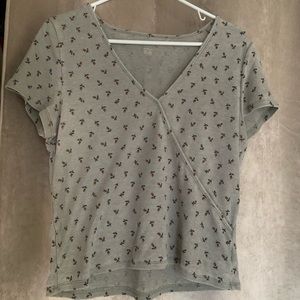 American Eagle Cross Over V Neck Tee in light green with tulip print size XL